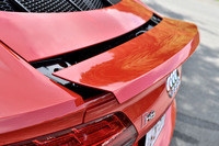 「R8 V10」には120km/hで自動展開されるリアスポイラーが備わる。それに対し、「R8 V10プラス」には固定式のリアウイングが装着される。