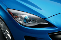 ヘッドライトに青いリングが備わるのは、「デミオ」同様、スカイアクティブ搭載モデルの識別点。