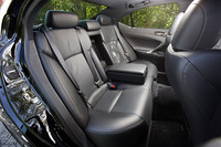 後席のセンターアームレストには、カップホルダーと小物入れが備わる。