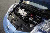 ボンネットの下に収まる電気モーター。28.6kgmの最大トルクを発生し、1520kgの車体を引っ張る。