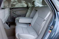 リアは、オプションで電動ランバーサポートを設定。リアエアコンも左右独立して温度調節できる、4ゾーンフルオートエアコンが備わる。