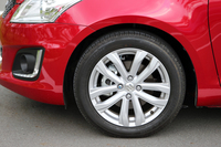 新しい形状の16インチアルミホイール。タイヤサイズは185/55R16。