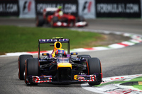 今季限りでF1を去るマーク・ウェバーは、最後のイタリアGPで2番グリッドを獲得。レースではスタートで3位に落ち、3周目にはアロンソにも抜かれ4位となるが、唯一のピットストップのタイミングでマッサをアンダーカットすることに成功し3位。終盤2位アロンソを苦しめたが、ギアボックスの不調でショートシフトを余儀なくされそのままチェッカードフラッグを受けた。（Photo=Red Bull Racing）