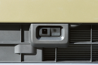 フロントグリル内に設置されたレーザーセンサー。緊急自動ブレーキや誤発進抑制制御機能などからなる予防安全装備「スマートアシスト」は、全グレードで選択が可能。
    