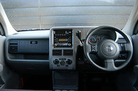 アルファベットの「P」をモチーフにしたメータークラスター。オーディオにも、キューブ専用デザインを用意する念の入れよう。