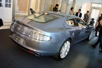 リアまわりでは、片側で360個のLEDを使うC型コンビランプが注目のポイント。