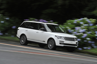 箱根のワインディングロードを行く「レンジローバー ロングホイールベース」。
