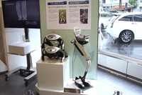 「ASIMO」の技術を応用した歩行アシストロボットなども展示。ホンダはこれらの技術を「Honda Robotics」と呼んでいる。