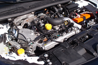 
	テスト車「トロフィーR」のエンジンルーム。2リッター直4ターボは、273psと36.7kgmを発生する。
	