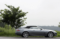 写真をクリックすると幌の開閉が見られます。
	 