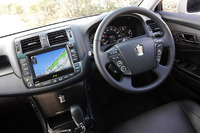 アスリートシリーズの室内。色はダークブラウン（本革またはファブリック）とグレー（ファブリック）の2色が設定される。