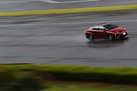 試乗コースを走る「ミライ」。安全装備は充実しており、ミリ波レーダー方式のプリクラッシュセーフティ―システムや、車線逸脱防止警報、ブレーキ制御付きのレーダークルーズコントロールなどを標準で搭載している。
    