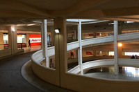 フィアット旧リンゴット工場にて。屋上のテストコースに至るスロープは現在はショッピングモール内の1階、2階へのアクセス用に用いられている。