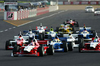 
	抜群のタイミングでスタートを決めた井出有治がトップで1コーナーへ。チームメイトのブノワ・トレルイエと、ポールシッターの脇阪寿一が後ろについた。
	 