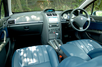 「407 SW」のインパネ。テスト車は、受注生産のコバルトレザー内装である。