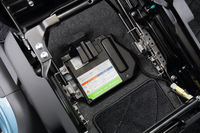 「S-DJE」と「X-DJE」には、ブレーキエネルギー回生機構の「エネチャージ」も採用。助手席の下には、専用のリチウムイオンバッテリーが備わる。
    