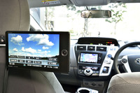 美優Navi専用のリアモニター「CA-RMC900D」（オープン価格）はカメラ付き。後席の乗員の様子をナビ画面で確認できる。