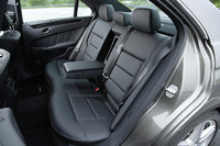 ボディ拡大のほとんどが室内空間に充てられたというけれど、後席の足元スペースが広くなったという実感は得られなかった。従来型から十分な広さがあったということでもある。
