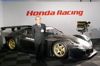マシンの前に立つのは、瀧敬之介Honda GTプロジェクトリーダー。フレームの高剛性、インパクトあるリアウィングステイ、フロントウィンドウのV字パイプ、そしてエキゾーストサウンド……お披露目の場で、ニューマシンへのこだわりを熱く語った。