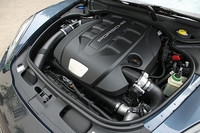 FR車となる「パナメーラディーゼル」は、3リッターV6DOHC24バルブディーゼルターボエンジン（250ps/3800-4400rpm、56.1kgm/1750-2750rpm）を搭載する。
