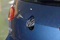 リアビューカメラも標準装備。カメラ本体は、テールゲートのドアノブを兼ねる、リアエンブレムの裏側に設置されている。
    