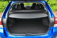 
    荷室の容量は407～872リッターで、後席を倒した際の奥行きは2025mm。床下にも小物を収納するためのスペースが確保される。（写真をクリックすると荷室のアレンジが見られます）
    