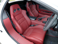 内装は、25色のレザーと7色のステッチからセレクト。外装は基本が300色で、それ以外のオーダーも可能だ。