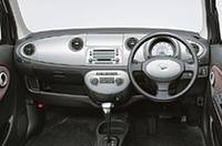 
	インテリアに配した丸型＆楕円の造形でオシャレ感を演出。「やすらぎ」というキーワードも昨今の軽ならではといったところ。
	装備品として、防カビ＆ストレス緩和に効果ありとされるプラズマクラスター付きのオートエアコン（一部グレードを除く）などを含む「ピュアコンディショニングパック」や、軽最大を謳う照明付き大型バニティミラー、セキュリティアラームなどを揃える。
	 