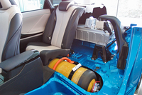 計2個の高圧水素タンク（写真の黄色い容器）は、後席と荷室の下におさまる。
    