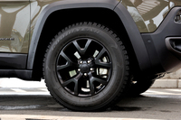 ホイールサイズは17インチ。専用のブラックカラーとなる。なお試乗車はスタッドレスタイヤに履き替えている。
    