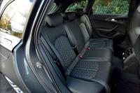 リアシートは4：6の分割可倒式。左右個別に空調の温度調整ができるなど、前席と比べてもそん色のない快適性を確保している。
    