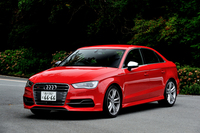 アウディS3セダン
    ボディーサイズ：全長×全幅×全高＝4470×1795×1380mm／ホイールベース：2630mm／車重：1520kg／駆動方式：4WD／エンジン：2リッター直4 DOHC 16バルブ ターボ／トランスミッション：6AT／最高出力：285ps/5300-6200rpm／最大トルク：38.8kgm/1800-5200rpm／タイヤ：（前）225/40R18 （後）225/40R18／車両本体価格：585万円