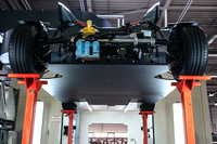 リフトアップされた「クロスボウGT」を、前方から見上げたところ。空力性能を高めるべく、フロアはご覧のようにフラットサーフェス化されている。
    