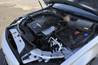 1.6リッターターボエンジンは156psと25.5kgmを発生する。JC08モード燃費は16.5km/リッター。