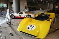 
	69年日本グランプリで、黒沢元治のドライブにより優勝した「日産R382」と、国産レーシングマシンの開発に多大な影響を与えた「ポルシェ906（カレラ6）」。
	 