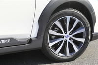 足元を飾る、ブラック塗装と切削光輝加工を施したツートンカラーの17インチホイール。