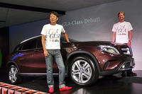「メルセデス・ベンツGLAクラス」と、メルセデス・ベンツ日本代表取締役社長の上野金太郎氏（左）、代表取締役副社長のマーク・ボデルケ氏（右）。
    