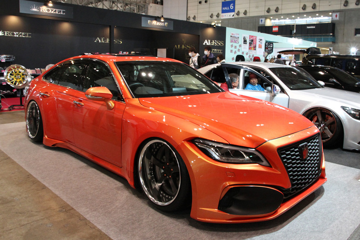 ブリスターフェンダーを備えたロゼルの「トヨタ・クラウン」。