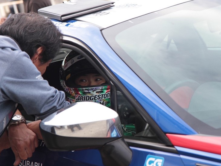 今大会もプロフェッショナルシリーズの専有走行から始まりました。雨が降ったりやんだり、コンディションがとても不安定な難しい状況での走行でしたが、井口卓人選手も久保凜太郎選手も、とてもいい雰囲気で走行を終えていました。