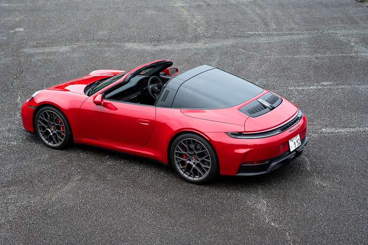 基本的なことながら、前席の頭上のみが開くのが「タルガ」で、後席まで吹きさらしになるのが「カブリオレ」。「911」には2種類のオープントップがラインナップされる。