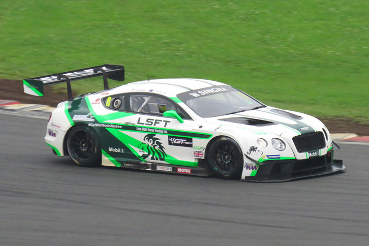澤 圭太選手とジョナサン・ヴェンター選手がドライブする、「ベントレー・コンチネンタルGT3」の8号車。