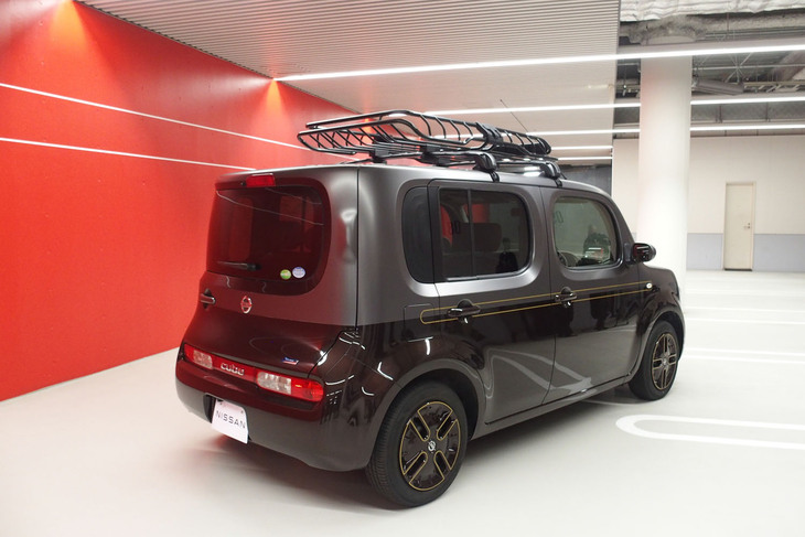 ボディー上半分に濃いグレーのフィルムが貼られ、外装は2トーン仕上げになっている。そのデザインモチーフとされたのは路面電車とのこと。