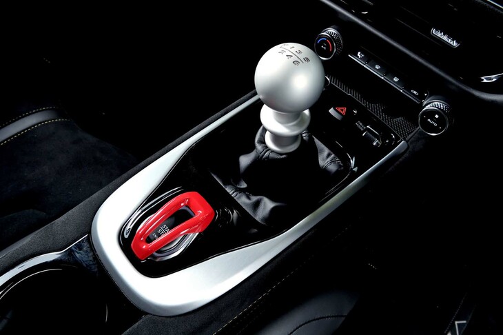 V6モデルでは6段MTのほかに6段のAT（34万1000円のオプション）も選べる。スタート／ストップスイッチにはランボルギーニのようなカバーが付いている。