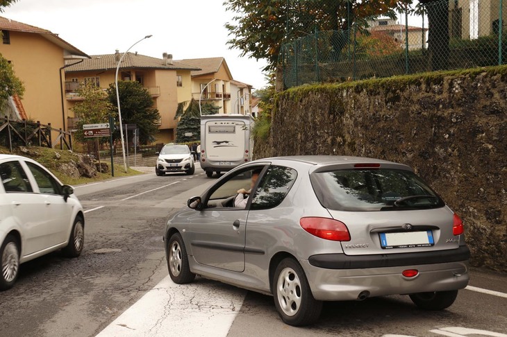 偶然シャッターを切った際のカット。やはりイタリアの街角では、プジョーとフィアットが容易に写り込む。参考までに言うと、イタリアで本格的な自動車産業が興る前夜（1893年）、同国内を初めて走った自動車はプジョーだったと伝えられる。