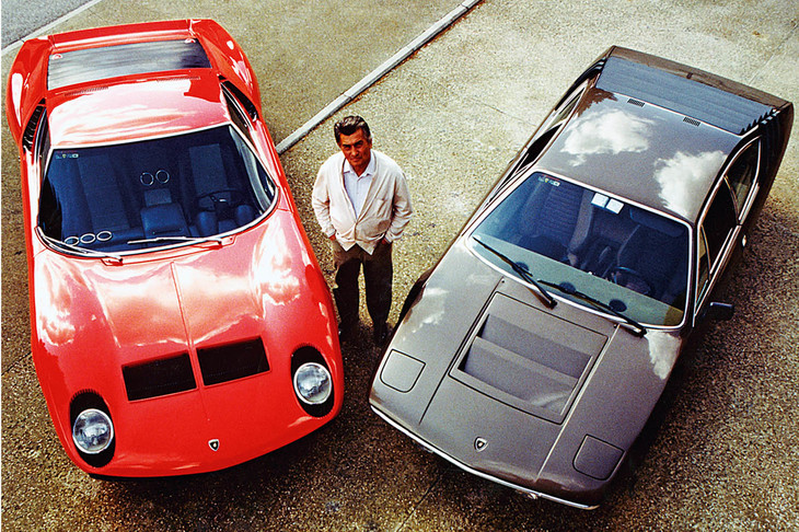 トラクターとエアコンの製造業で財を成し、1963年にアウトモビリ・ランボルギーニを設立したフェルッチオ・ランボルギーニ。写真右は「ウラッコ」、左は「ミウラ」。