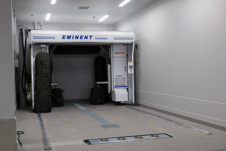 関東マツダのスタッフいわく、「新車も（傷つけずに）洗車できる」という特殊な洗車設備。手前の床にあいている4つの穴は、車両の底部を洗車するための機器だ。