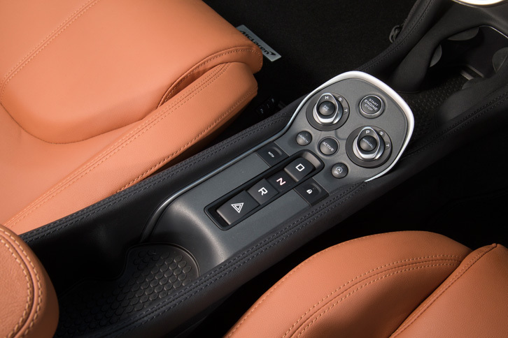 センターコンソールにはトランスミッションの操作ボタンや、ESCなどの制御を調整するダイヤルなどが配置される。