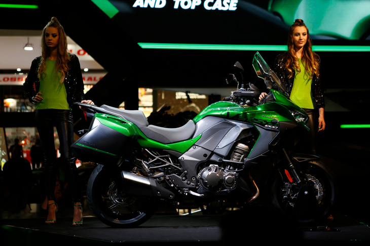 カワサキは並列4気筒エンジンを搭載したアドベンチャーモデルの新型「ヴェルシス1000」を披露。サスペンションメーカーのショーワと共同開発した、電子制御サスペンションシステムを初採用した上級モデル「ヴェルシス1000SE」も発表した。