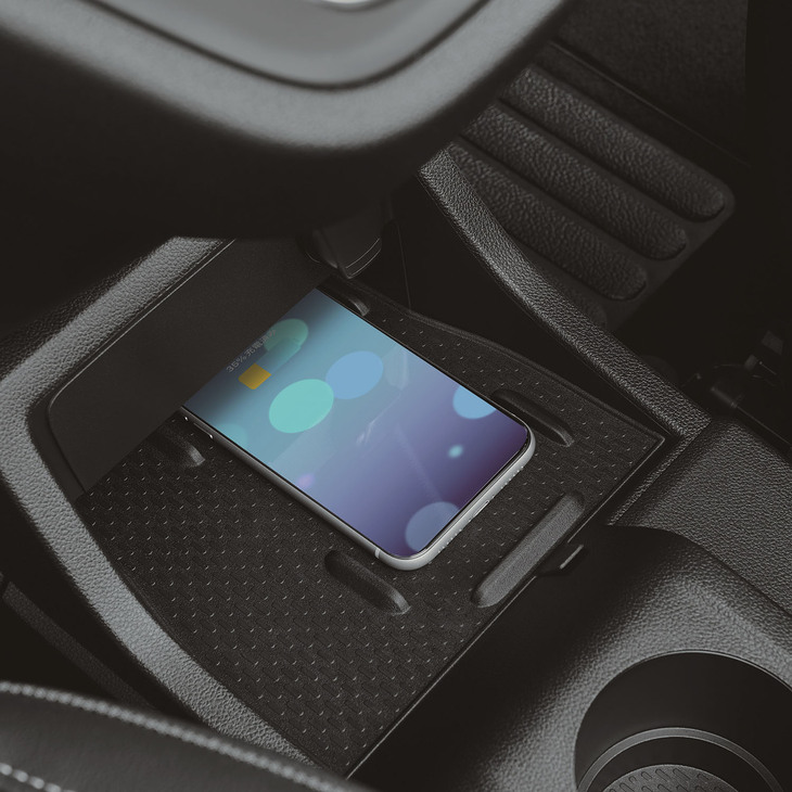 スマートフォンのワイヤレスチャージャーも備わっている。