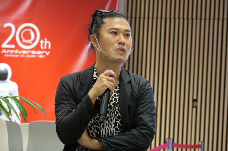 川合将人氏は、雑誌や広告、住宅メーカーのモデルルームなどで活躍中のインテリアスタイリストだ。